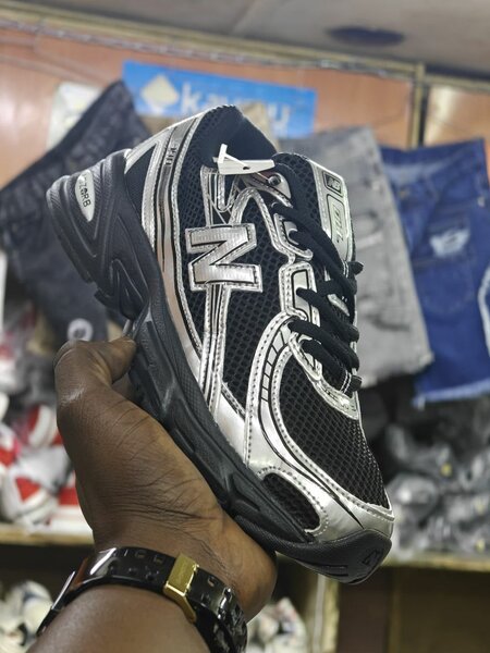 Chaussures de sport argentées