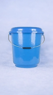 Seau en plastique bleu robuste