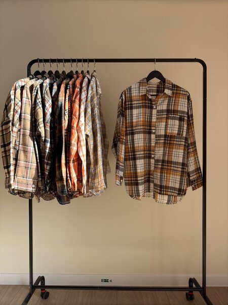 Женская клетчатая рубашка с заниженными рукавами