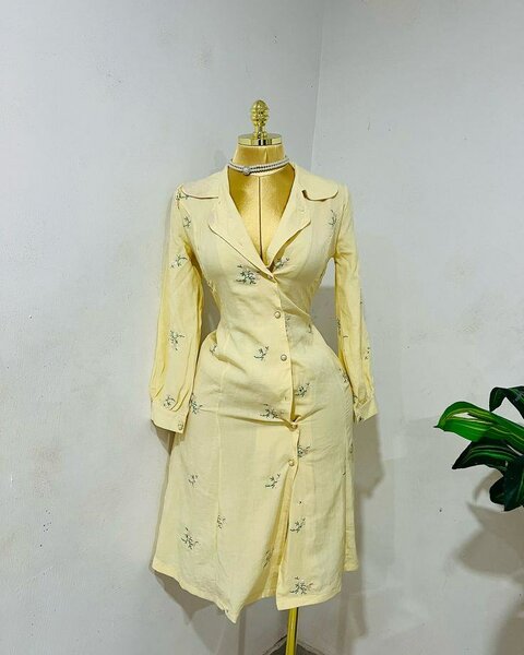 Robe chemise jaune avec fleurs brodées