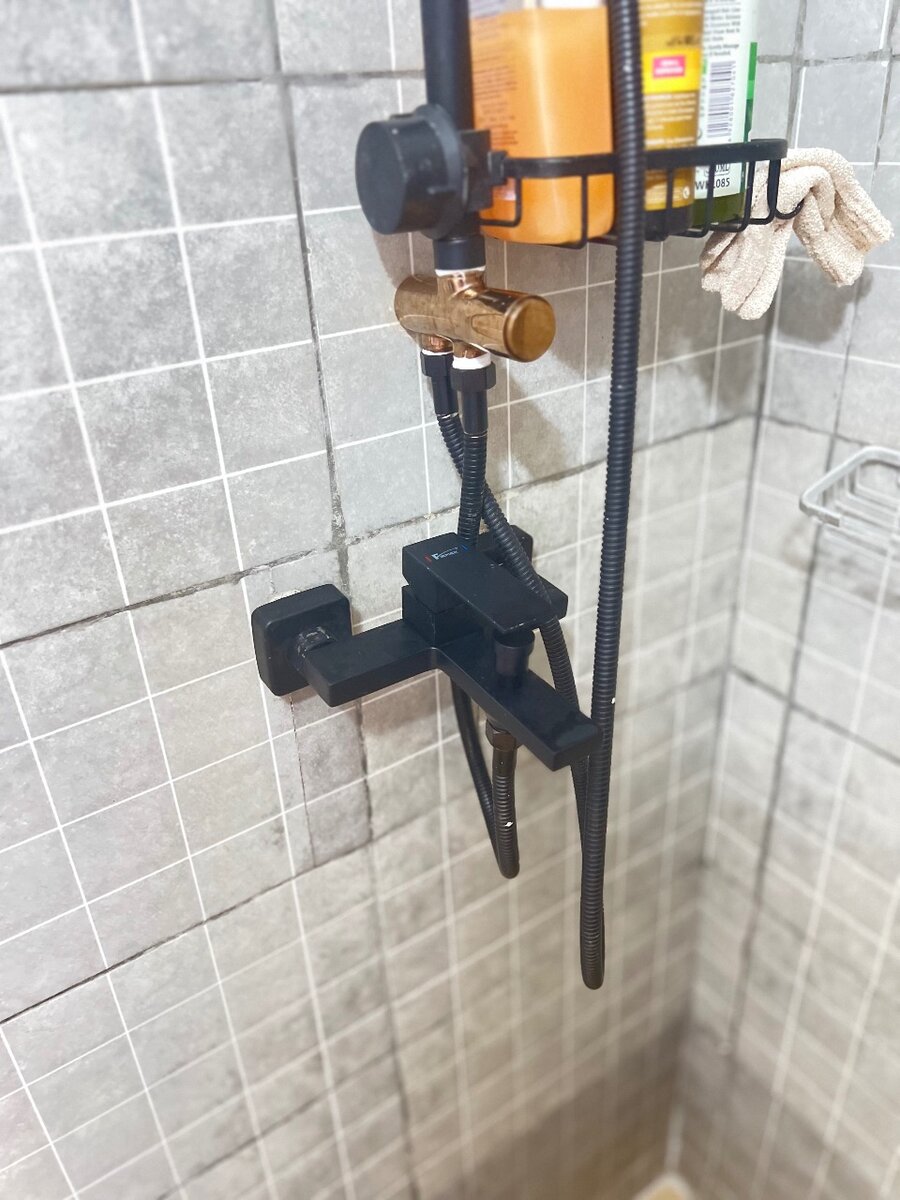 Colonne de douche noir et or