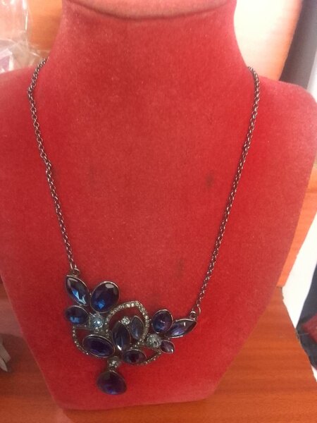 Crystal blues fashionable necklace