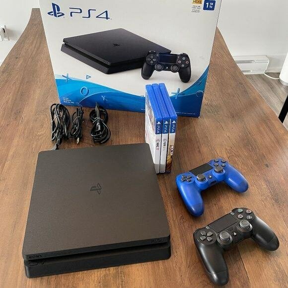 Console PS4 avec manettes et jeux