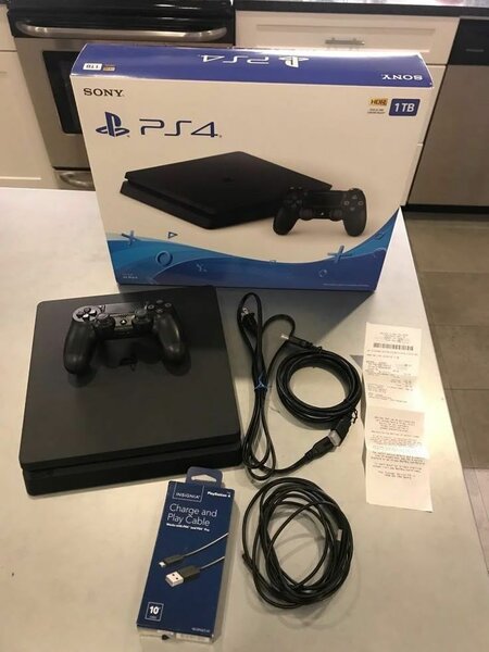 Sony PS4 Slim 1To avec Manette et Jeux - État Impeccable