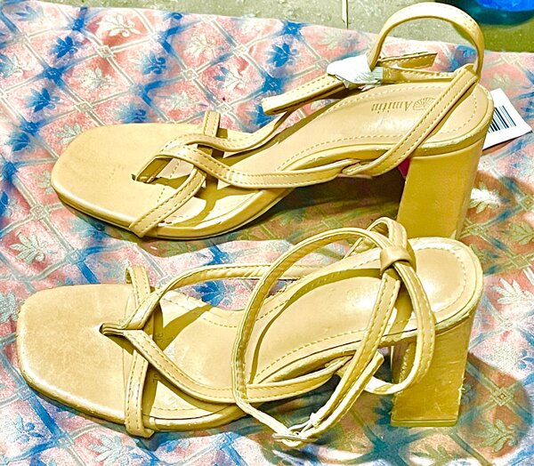 Sandales à talons beiges