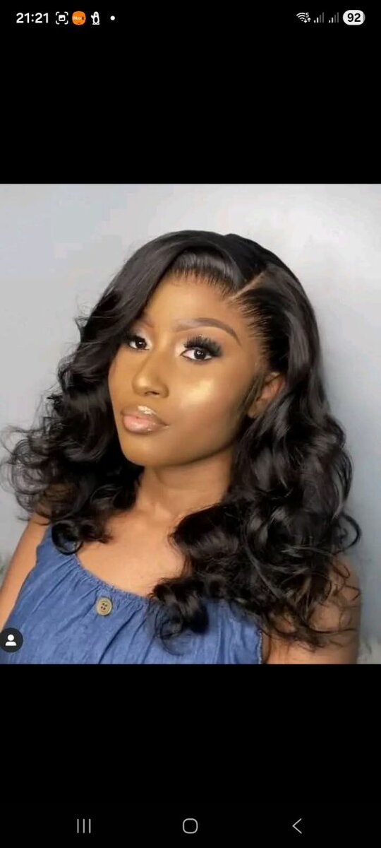 Perruque ondulée noire élégante