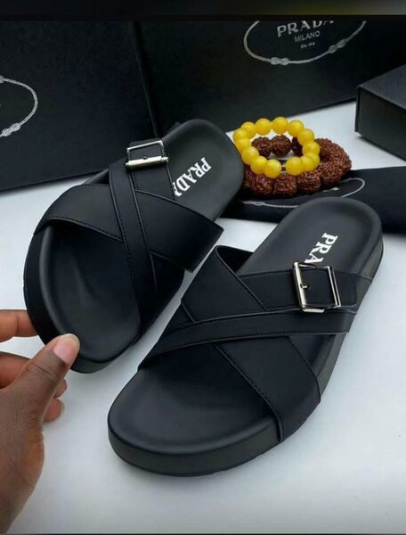 Sandales Prada en cuir noir