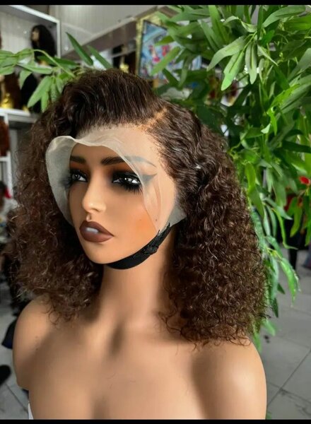 PERRUQUE EN DENTELLE BOUCLÉE