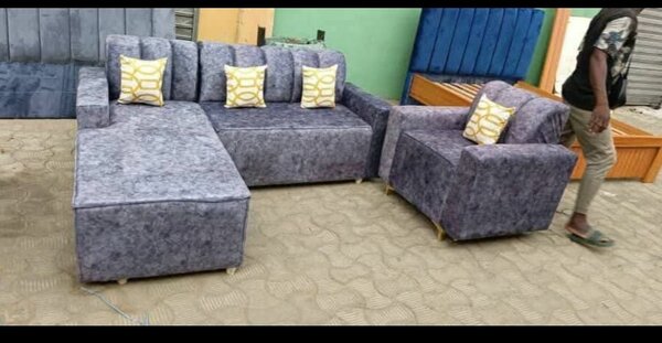 Canapé d'angle gris avec ottomane