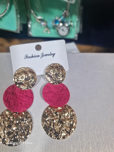 Boucles d'oreilles dorées et rouges