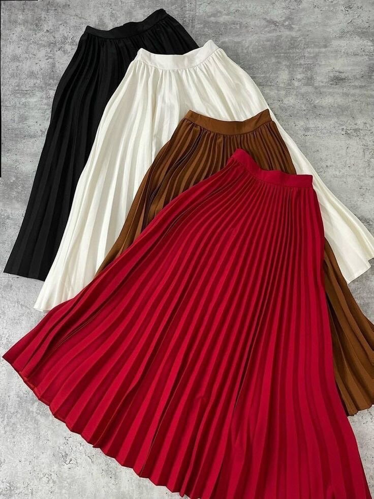 Pleated long skirt