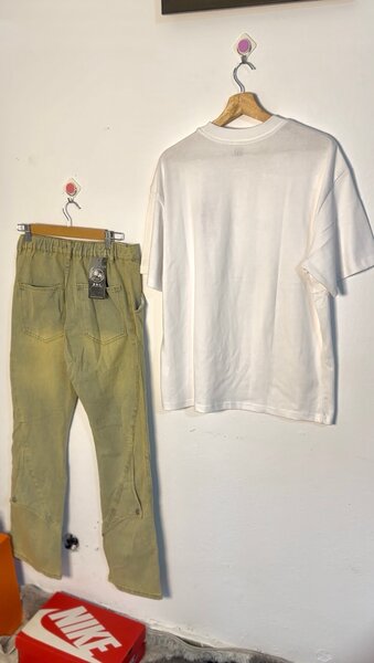 T-shirt blanc et pantalon vert kaki homme