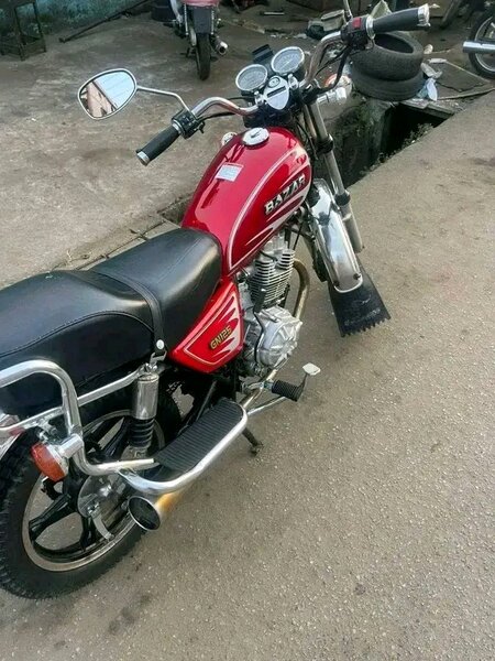 Moto Bajaj Avenger élégante