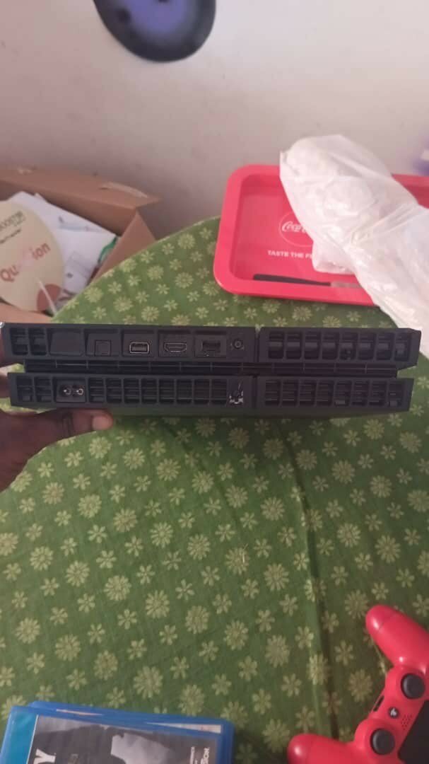 Console PS4 avec manette