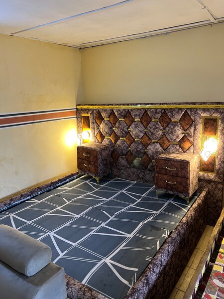 Lit plateforme avec lampes intégrées