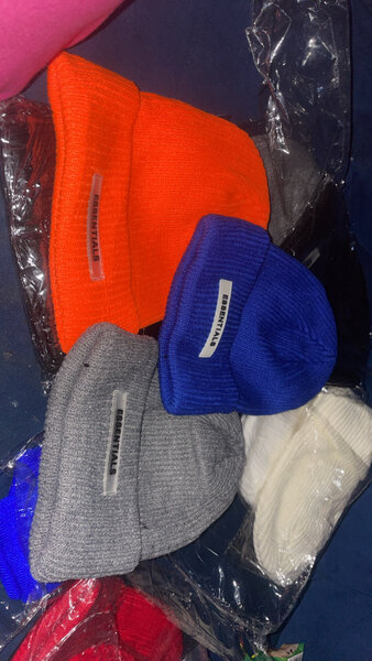 Bonnets en tricot colorés