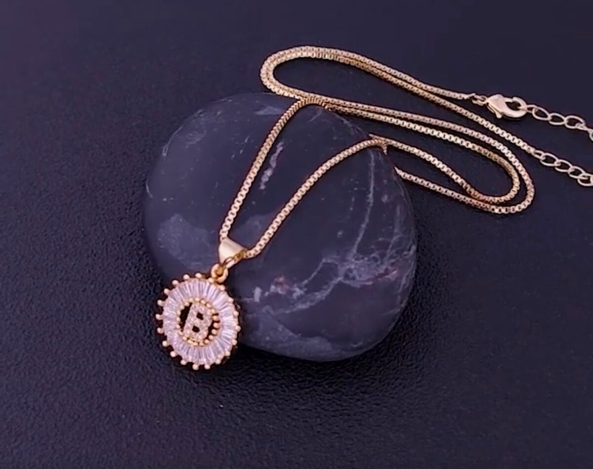 Цепочка с кулоном буква М