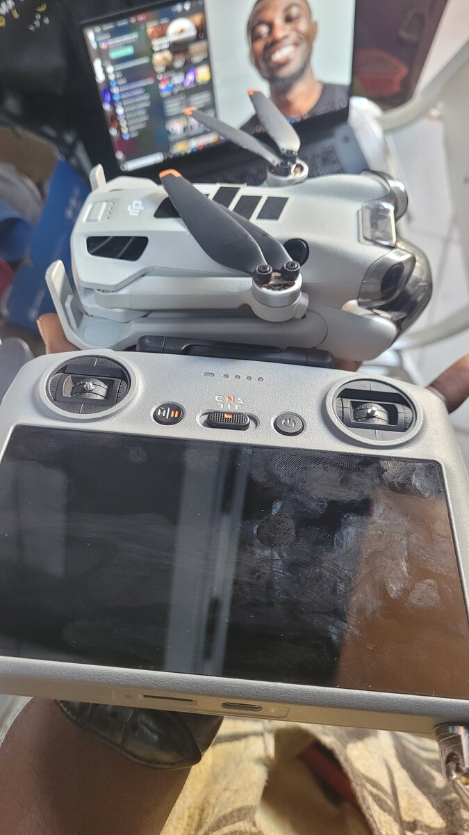 Drone avec télécommande intelligente