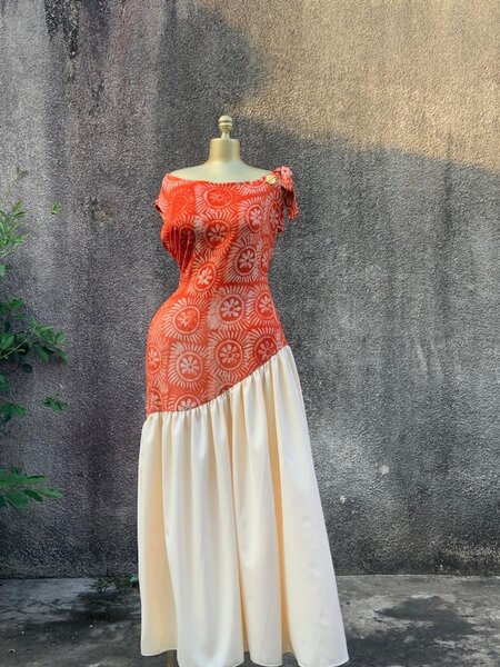 Robe longue rouge et blanc