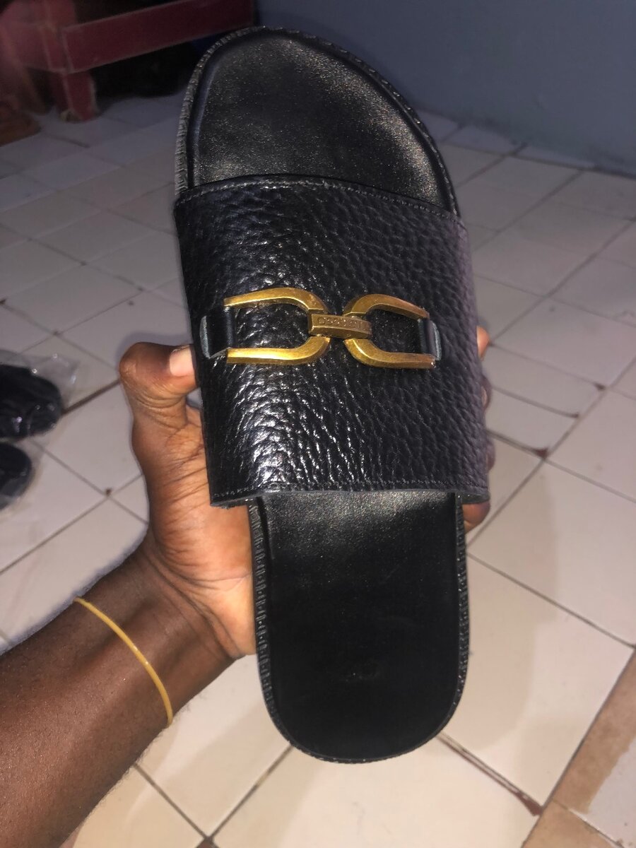 Sandales en cuir noir élégantes