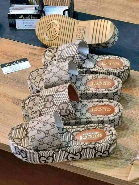 Sandales compensées tendance