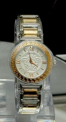Women's wristwatch with metal bracelet