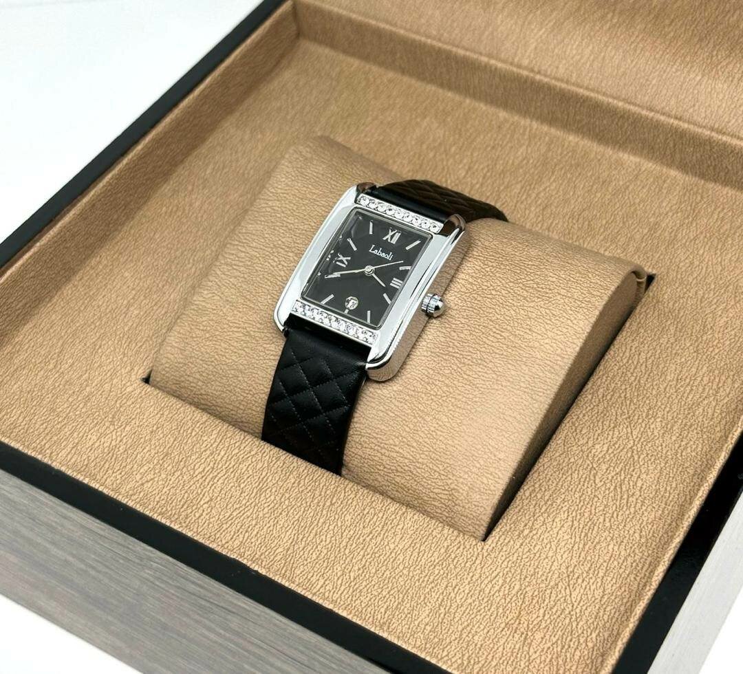 Montre élégante en cuir noir