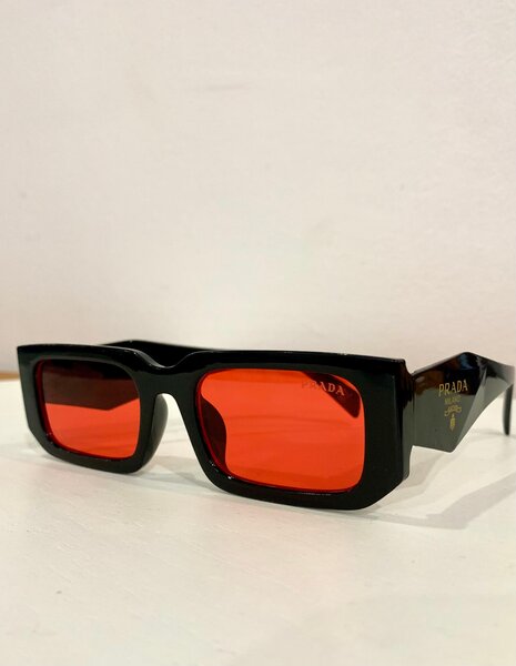 Lunettes de soleil noires Prada