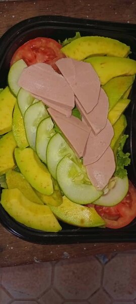 Assiette de légumes frais et avocat