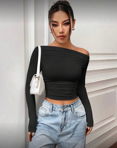 Top asymétrique noir chic