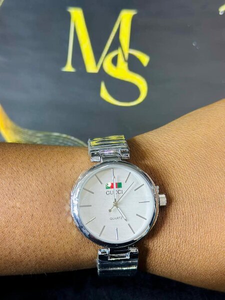 Women's wristwatch with metal bracelet