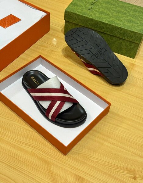 Sandales en cuir à bandes