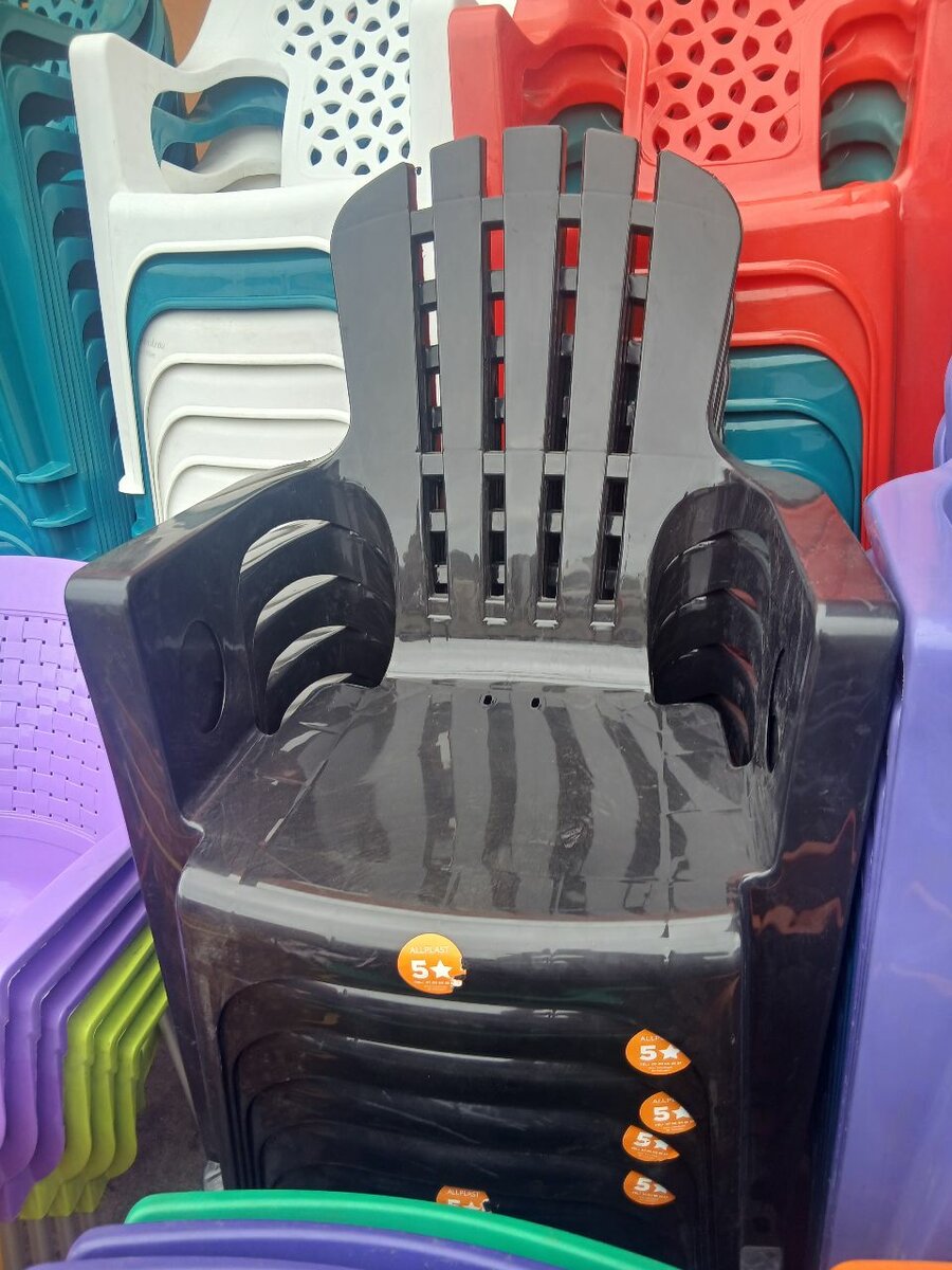 Chaises empilables en plastique