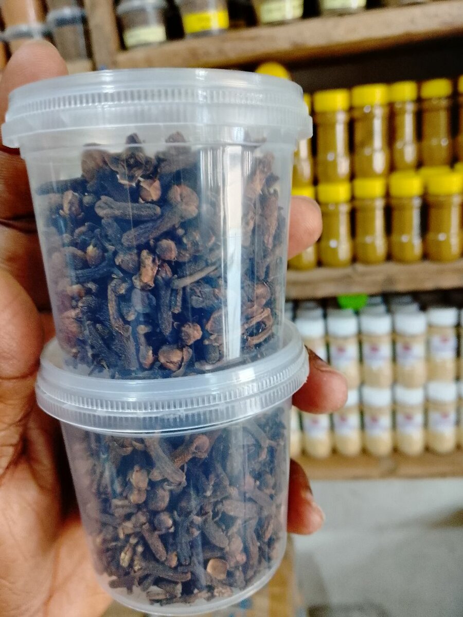 Clous de girofle entiers frais