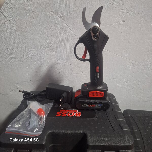 Садовый инвентарь, ножницы. Секатор.