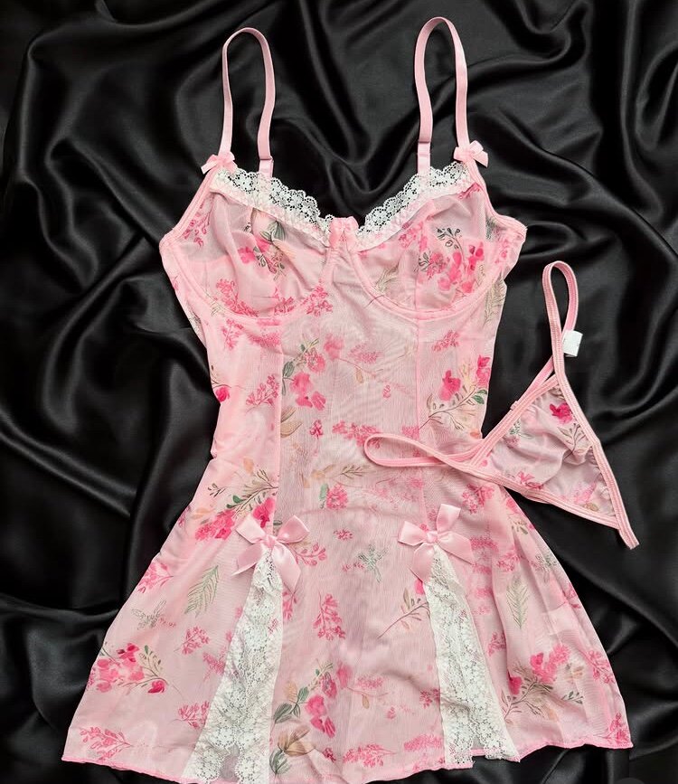 Ensemble lingerie dentelle noir et rose