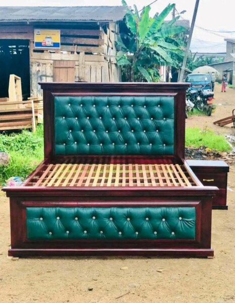 Lit en bois avec tête de lit capitonnée vert