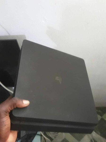 Ps4 slim + 2manettes