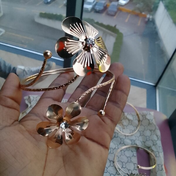 Braceletde bras motif floral