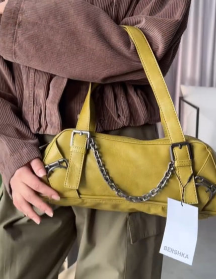 Эффектная яркая сумочка от BERSHKA