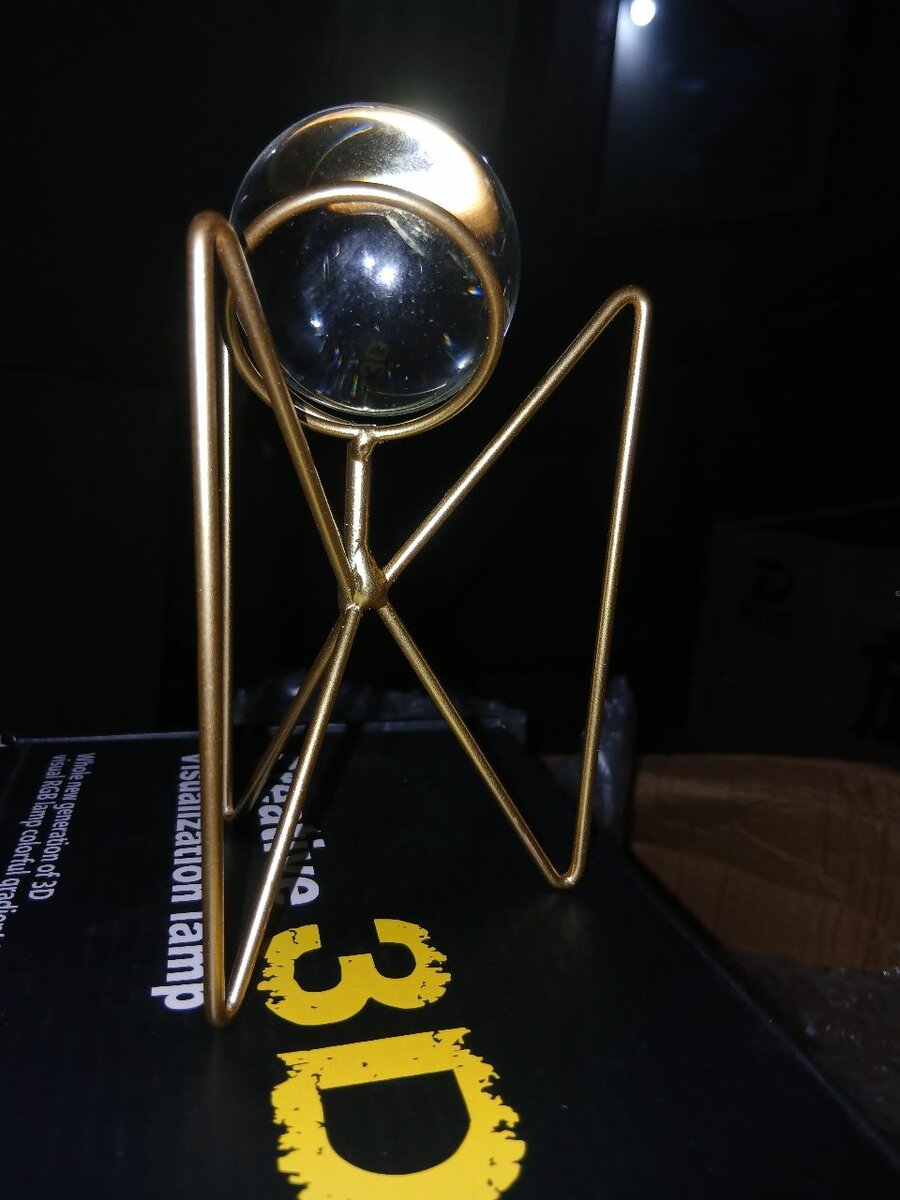 Boule de cristal sur trépied