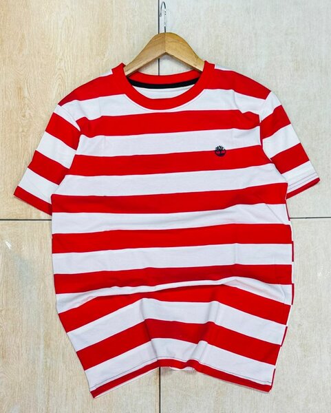 T-shirt à rayures rouges