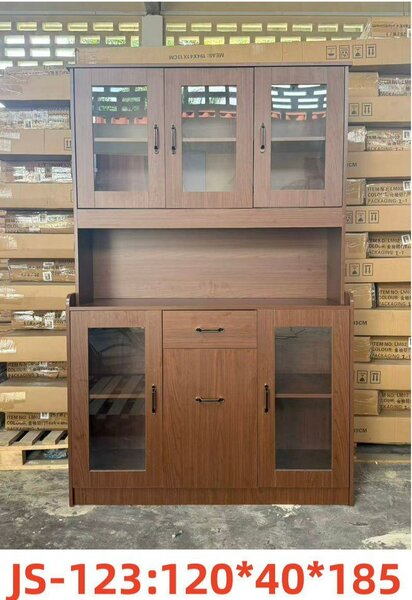 Buffet en bois avec vitrines