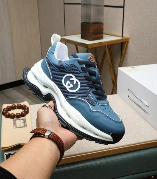 Baskets de sport modernes