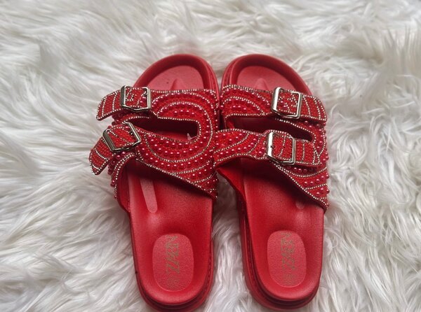 Sandales rouges ornées élégantes