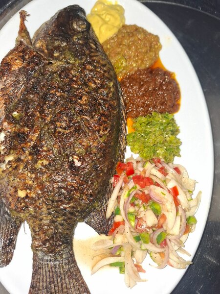 Poisson braisé et attieke