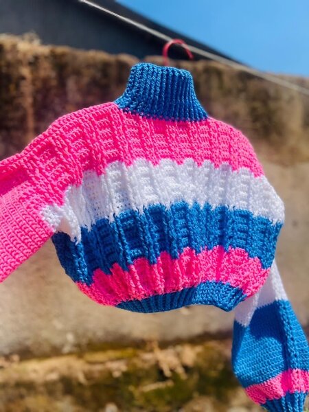 Pulls courts en crochet colorés