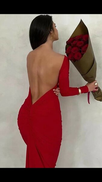 Robe rouge longue dos nu élégante