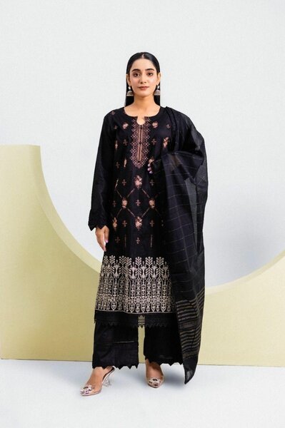 Women's stunning embroidered lawn suit three pieces