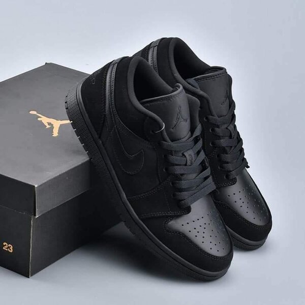JORDAN 1 LOW TRIPLE BLACK